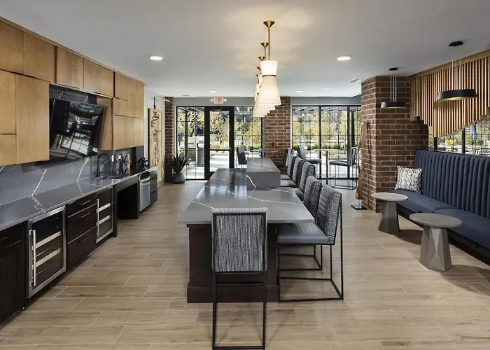 Landing Stunning 1Bd Pool Clubhouse Schaumburg